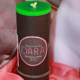 Свеча Wax Play 50-55°С, светится в УФ, ручная работа, 150 г